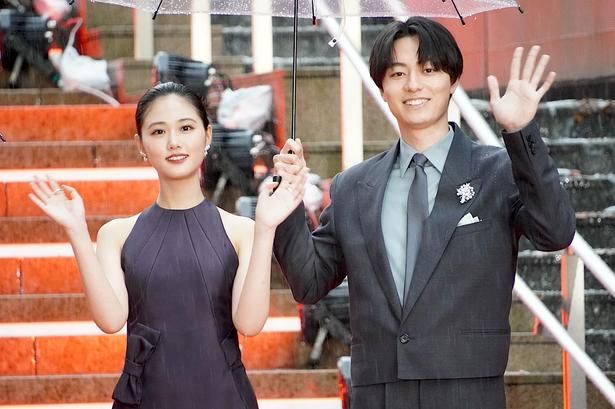 原菜乃華＆作間龍斗、笑顔で手を振った