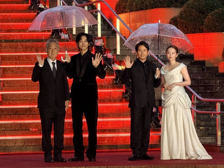 「第39回東京国際映画祭」オープニングレッドカーペットに登場した『SUKIYAKI 上を向いて歩こう』（左から）瀬々敬久監督、松坂桃李、岡田准一、清野菜名 クランクイン！ width=