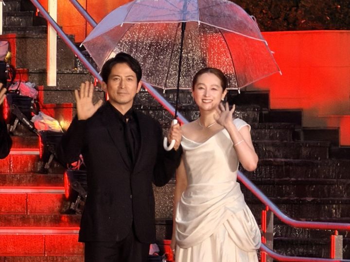 「第39回東京国際映画祭」オープニングレッドカーペットに登場した（左から）岡田准一、清野菜名 クランクイン！ width=