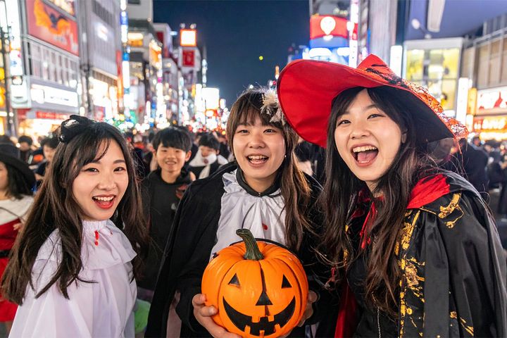 仮装する若者たち ※画像はイメージです