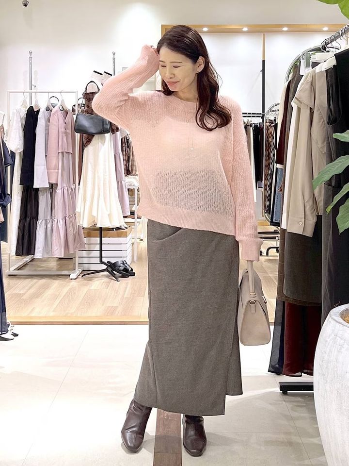 ブラウンのショート丈ストレッチブーツは万能でフェミニンコーデにもぴったり 出典：WEAR
