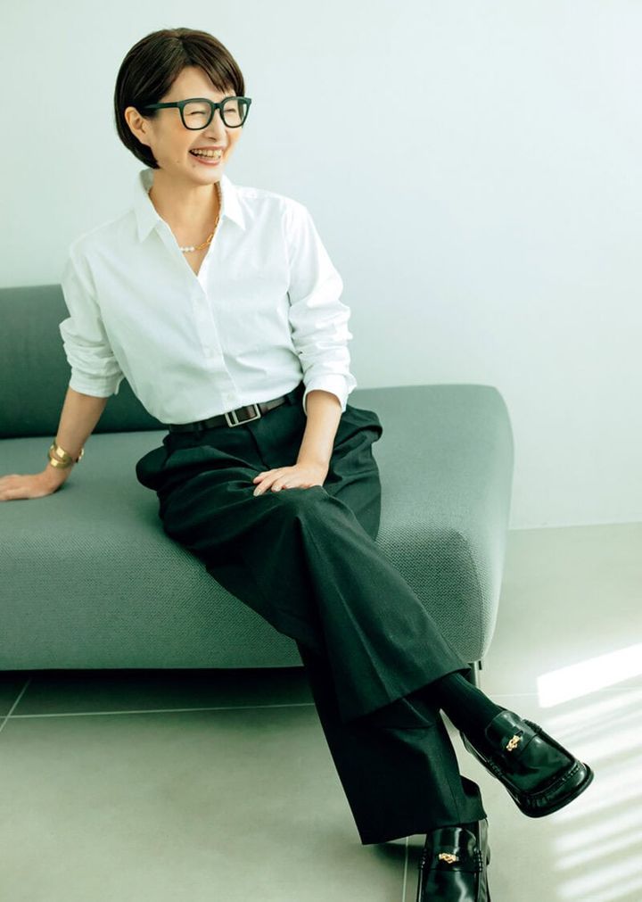 シャツ￥2,990／無印良品 銀座、パンツ￥4,990、ベルト￥2,990／ともにユニクロ、めがね￥9,900／JINS、ネックレス￥27,500、バングル￥4,400／ともにアビステ