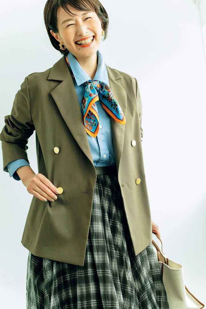 ジャケット¥24,970、スカート¥10,450／ともにプラスオトハ、シャツ¥1,990／無印良品 銀座、スカーフ¥28,820／イヌイ・エディション（アッシュ・ペー・フランス）、イヤリング¥19,800／アビステ、バッグ￥30,800／ハリス×タンピコ（金万）