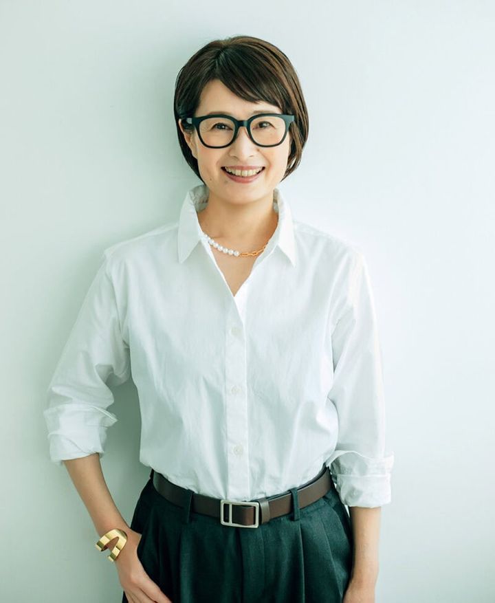 シャツ￥2,990／無印良品 銀座、パンツ￥4,990、ベルト￥2,990／ともにユニクロ、めがね￥9,900／JINS、ネックレス￥27,500、バングル￥4,400／ともにアビステ