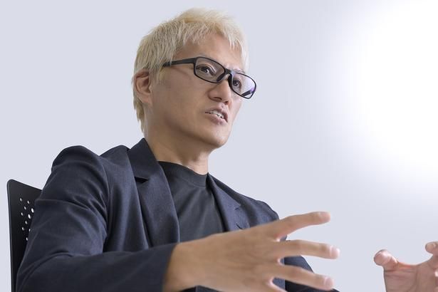 チケット代だけに頼らない「イマーシブ・マーケティング」で持続可能な新エコシステムを描き出すと、手元で身振りを交えながら論理的に教えてくれた