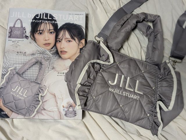 JILL by JILL STUART BOOK キルティングフリルバッグ GRAY ver.の表紙と付録のバッグ