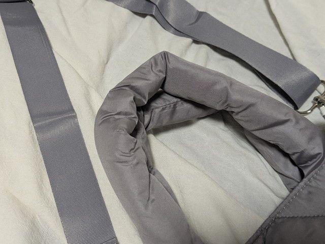 ふっくらとした持ち手とショルダーストラップ