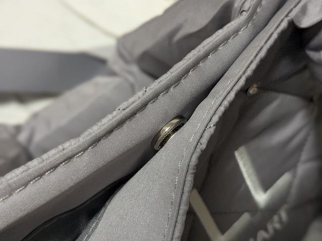 バッグの口に付いたスナップボタン