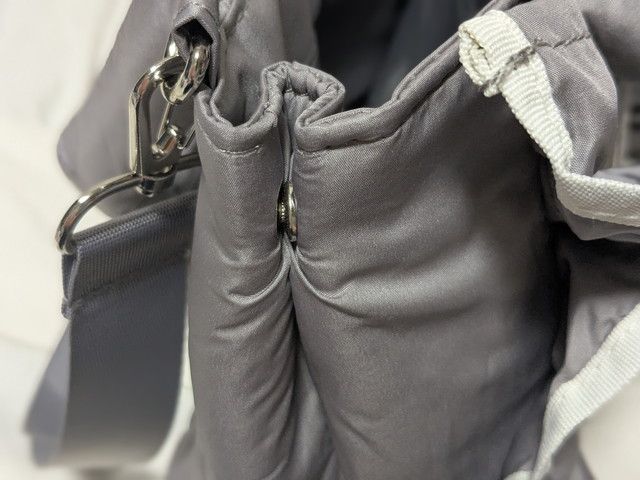 ショルダーストラップを付けるナスカンとバッグのサイド