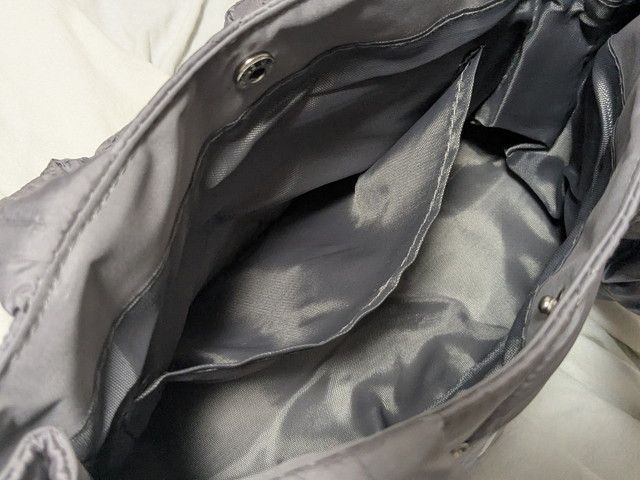 グレーの裏地とポケットが付いたバッグの内側