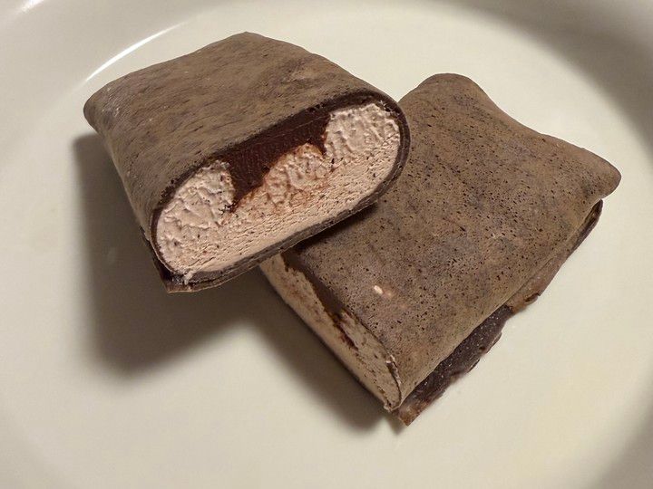 ショコラホイップと生チョコが入ったゴディバ監修「ショコラクレープ（生チョコ入り）」の断面