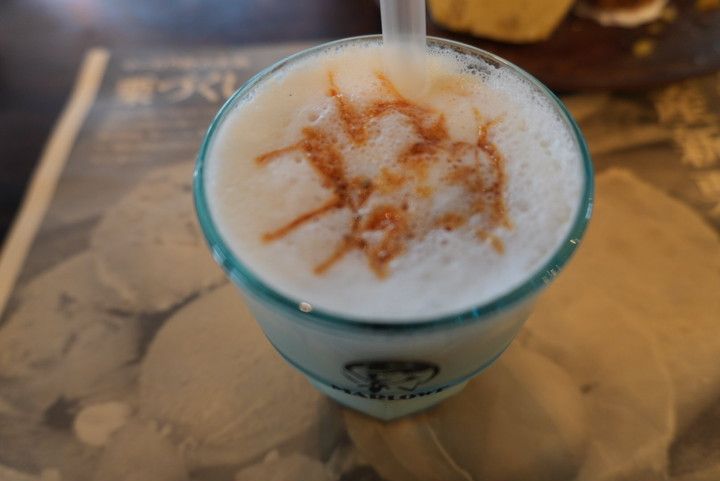 カラメルソースがかかったマーロウの和栗ティーラテ