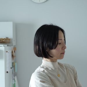 日用品図鑑：グラフィックデザイナー・葉田いづみの愛用する〈FLOS〉のMAYDAYetc.