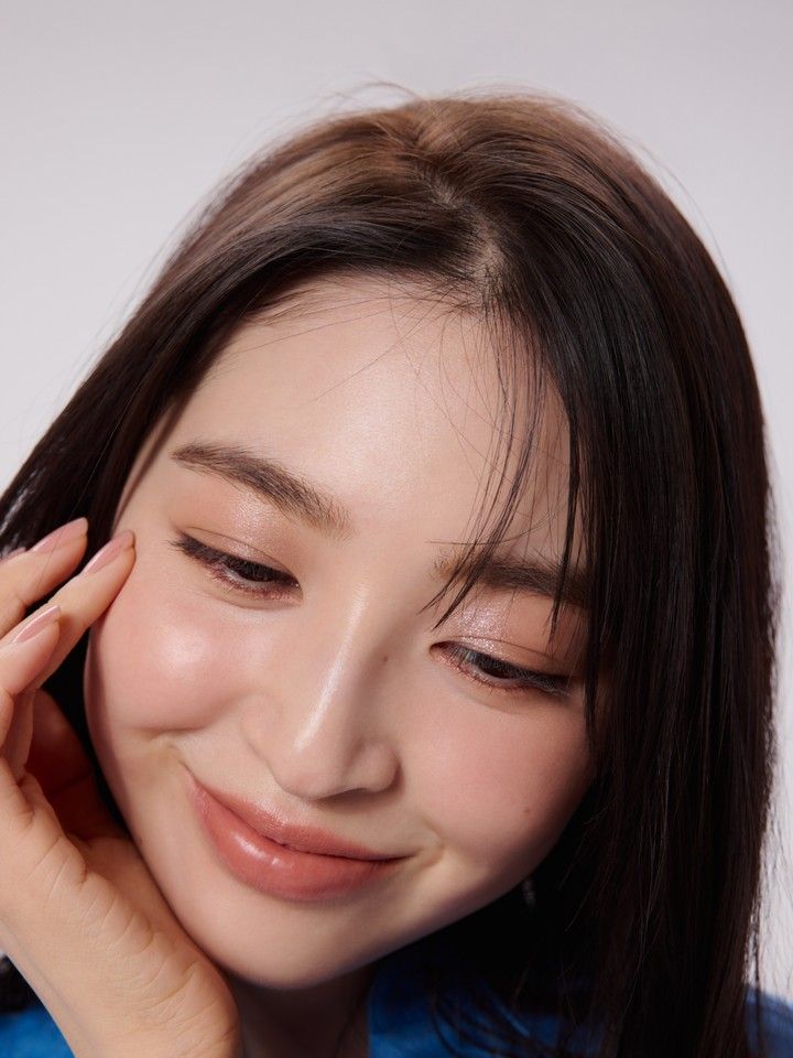 アイメイクをしたモデルのアップ
