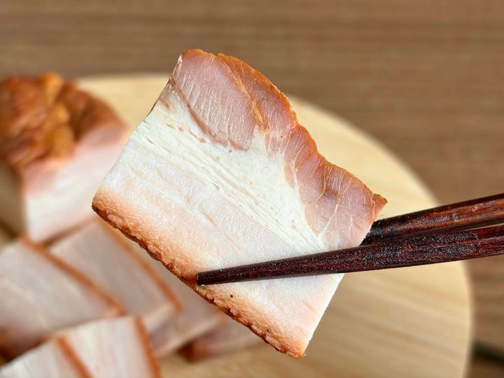 ロピア：自社製 燻煙つるし焼バラ焼豚(ブロック)