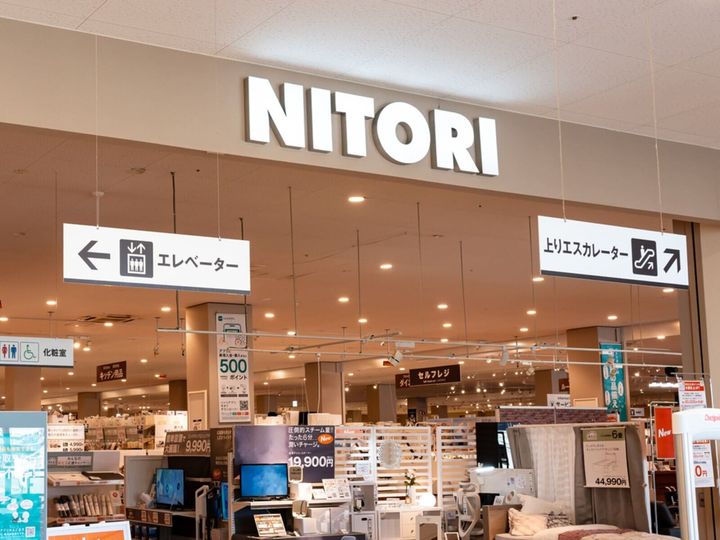 ニトリの「ステンレス 味噌漉し（KY032）」が、鍋にフックで引っ掛けられる使い勝手の良さでSNSの注目を集めています。399円（税込）に値下げされた手に取りやすさも含めて紹介します。