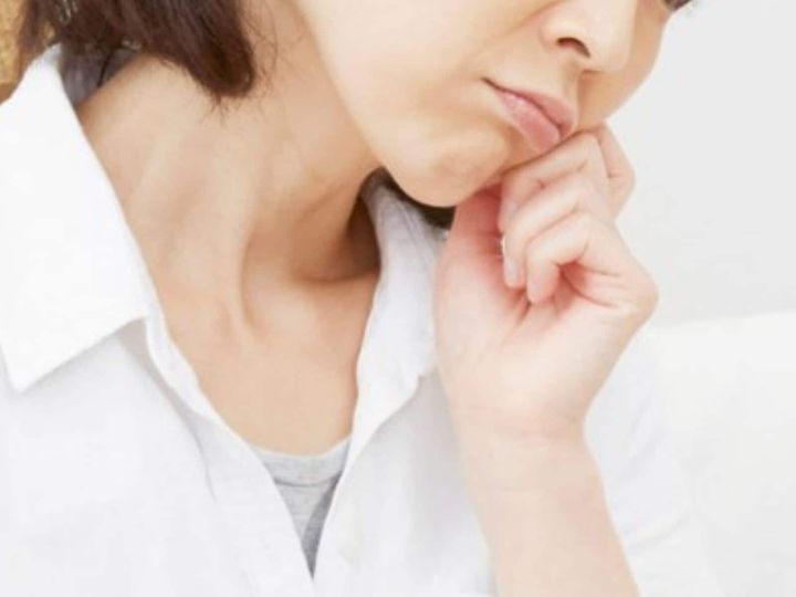 【医師が解説】更年期の頻尿や排尿時の違和感を「年のせい」と見過ごしていませんか？ 実はこの時期ならではの体の変化が、膀胱炎のリスクを高めることも。意外な落とし穴と今日からできる予防法を解説します。（※画像：Shutterstock.com）
