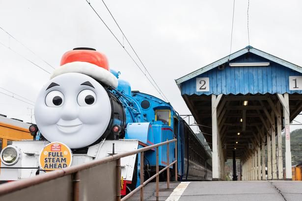 サンタ帽と「復旧応援」の特別ヘッドマークを装着し、大自然を走るクリスマス仕様のトーマス号