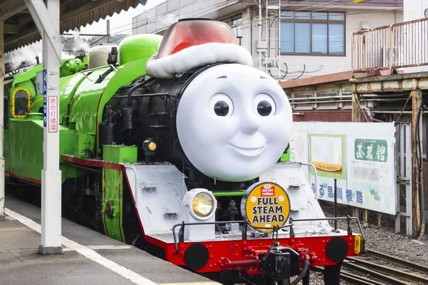 サンタ帽を被った「きかんしゃパーシー号」。緑色の車体と赤い帽子のコントラストがクリスマス気分を盛り上げる