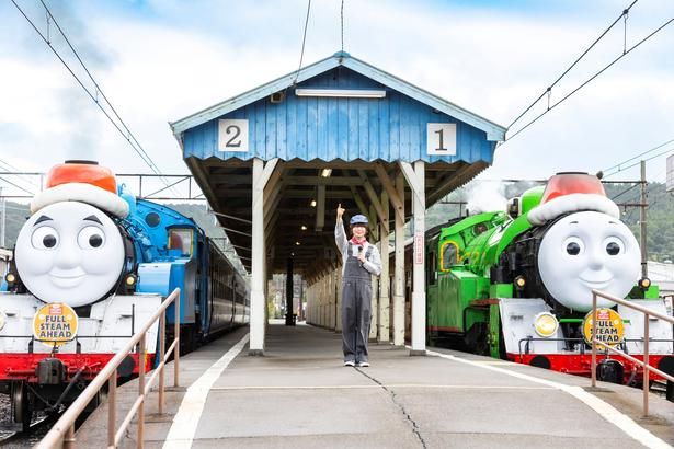 この日は雨がちらついていたにもかかわらず、大西さんが登場するときは晴れ間が！トーマス号とパーシー号の並びで力強く「出発進行！」のポーズを決めた