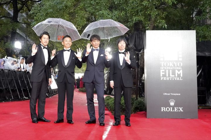 第39回東京国際映画祭のレッドカーペットに登場した『サッカー日本代表 FIFAワールドカップ2026 「最高の景色」への挑戦 ONE CREATURE 2nd Leg』より（左から）プロデュース・矢花宏太、ウカスカジーのGAKU‐MC、宮本恒靖、岸枢宇己監督 （C）2026「ONE CREATURE」製作委員会 width=