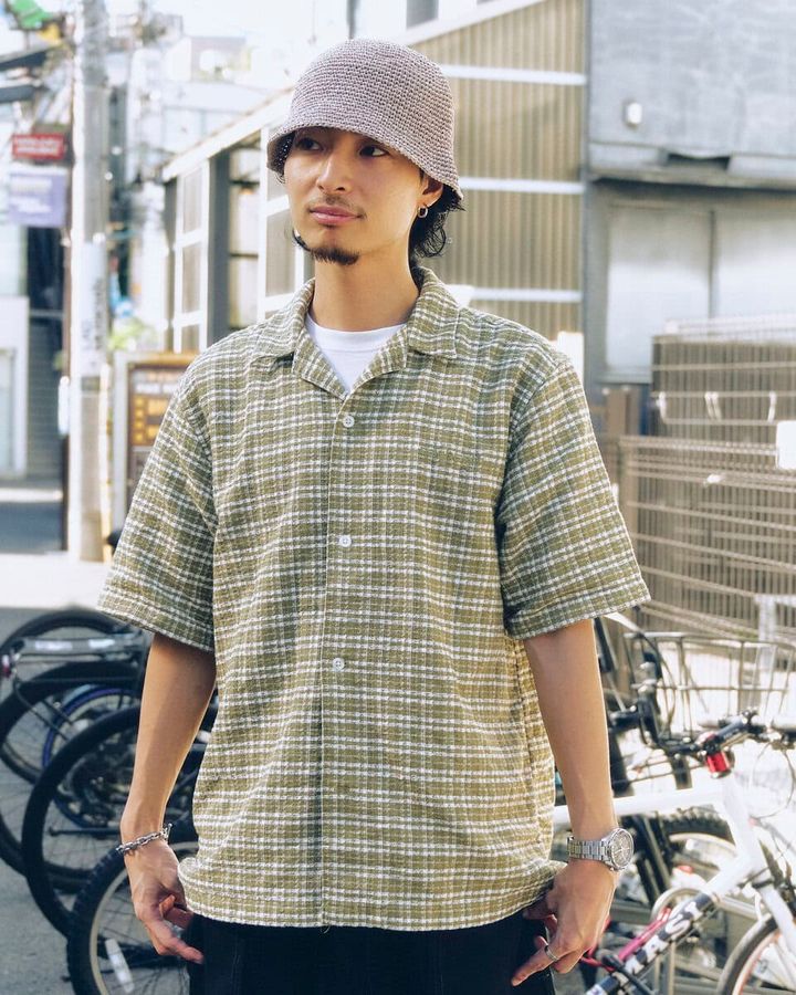 【20代スナップ＠原宿】ワイドクロップドパンツに上品なシャツを合わせて程よくラフに