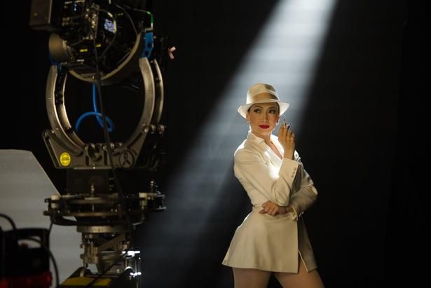 【写真を見る】白いスーツに身を包み、スポットライトを浴びるジェニファー・ロペス [c] 2026 ROADSIDE ATTRACTIONS LLC. ALL RIGHTS RESERVED