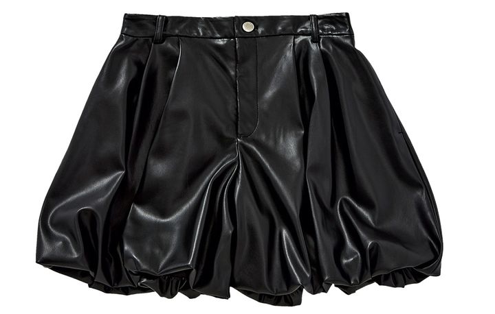 AEWEN MATOPH（イウエン マトフ）の光沢のある黒いレザー調バルーンショートパンツ