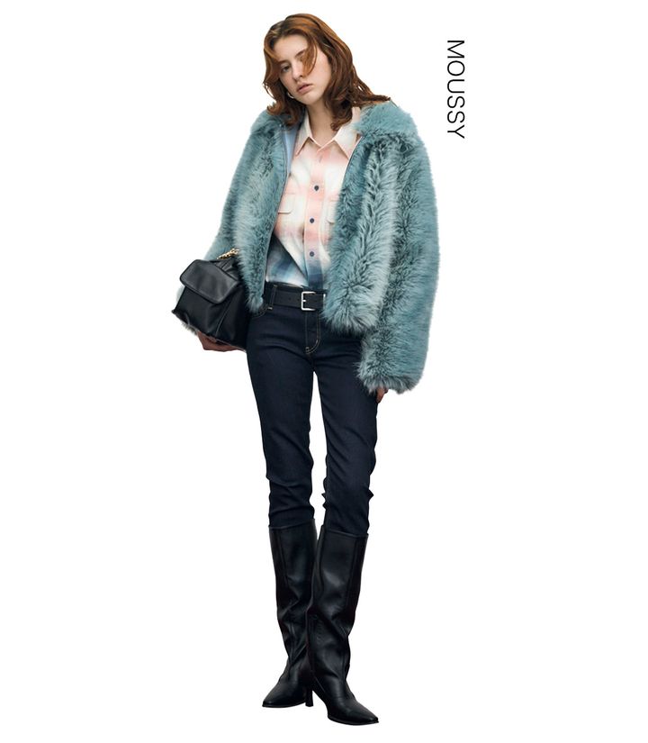 MOUSSY（マウジー）のブルーファージャケットを着たモデル