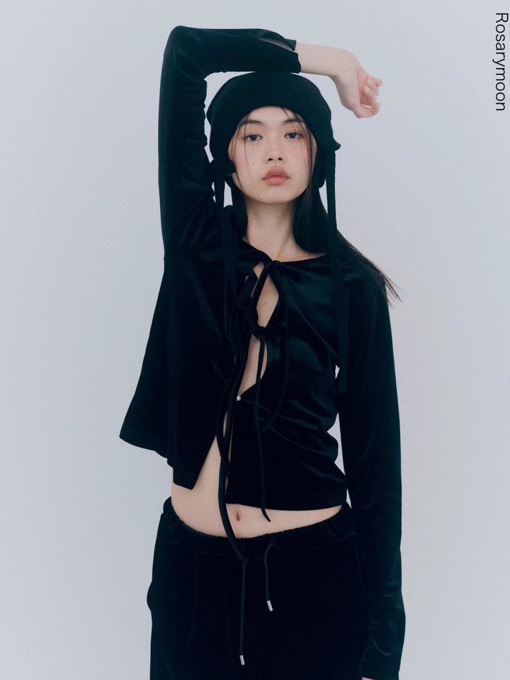Rosarymoon（ロザリームーン）のブラックベロアフロントリボントップスを着たモデル着用画像