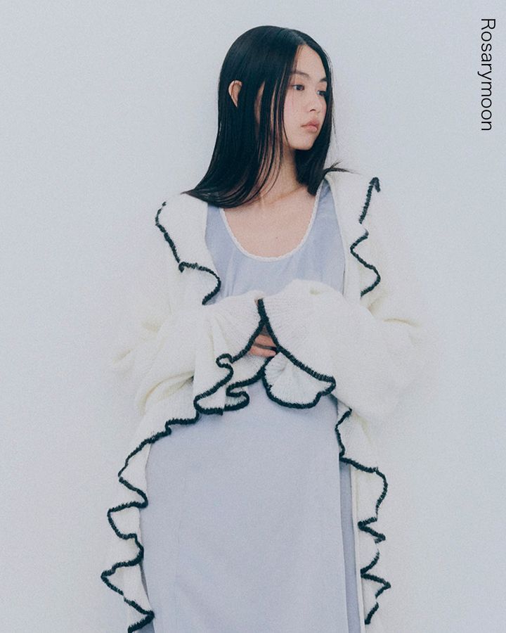 Rosarymoon（ロザリームーン）のパイピングフリルカーディガンを着たモデル着用画像