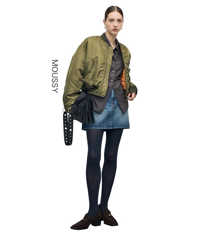 MOUSSY（マウジー）のMA-1ブルゾンにデニムミニスカートとタイツを合わせたモデルの全身コーディネート