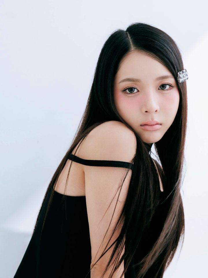 サイドパートで仕上げたツヤやかなストレートヘアのモデル、ミチ