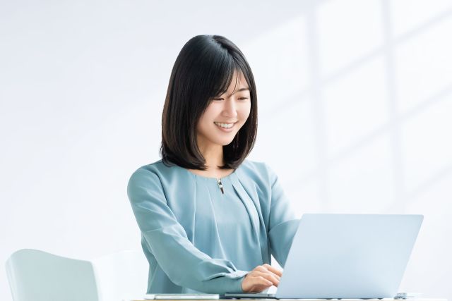 仕事でメールを送るビジネスパーソンのイメージ