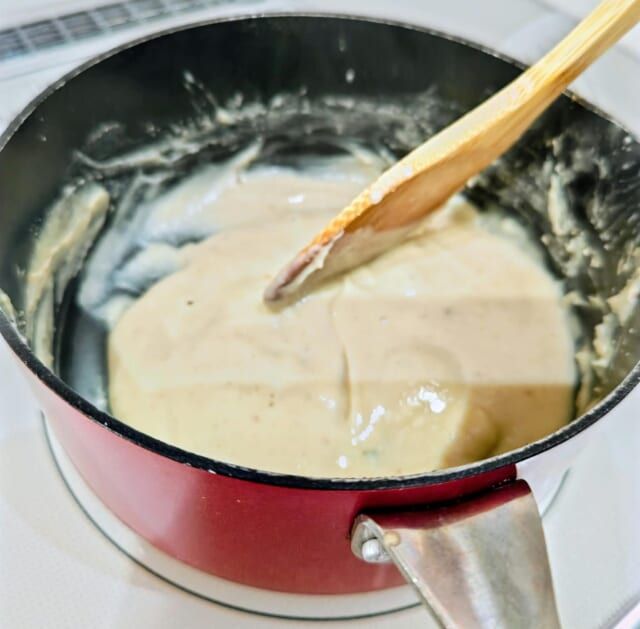 鍋でマロンクリームを加熱している様子