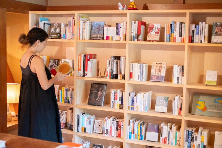 庭を望む邸宅で、本の世界を旅するひととき。小田急線沿線「ブック＆カフェ 坐坐奔奔」