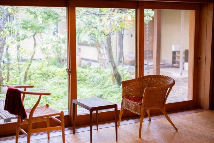 庭を望む邸宅で、本の世界を旅するひととき。小田急線沿線「ブック＆カフェ 坐坐奔奔」