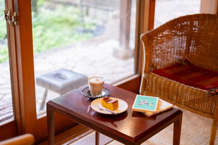 庭を望む邸宅で、本の世界を旅するひととき。小田急線沿線「ブック＆カフェ 坐坐奔奔」