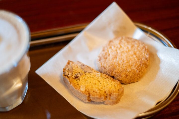 庭を望む邸宅で、本の世界を旅するひととき。小田急線沿線「ブック＆カフェ 坐坐奔奔」