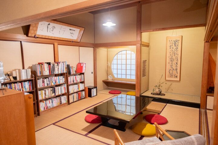 庭を望む邸宅で、本の世界を旅するひととき。小田急線沿線「ブック＆カフェ 坐坐奔奔」