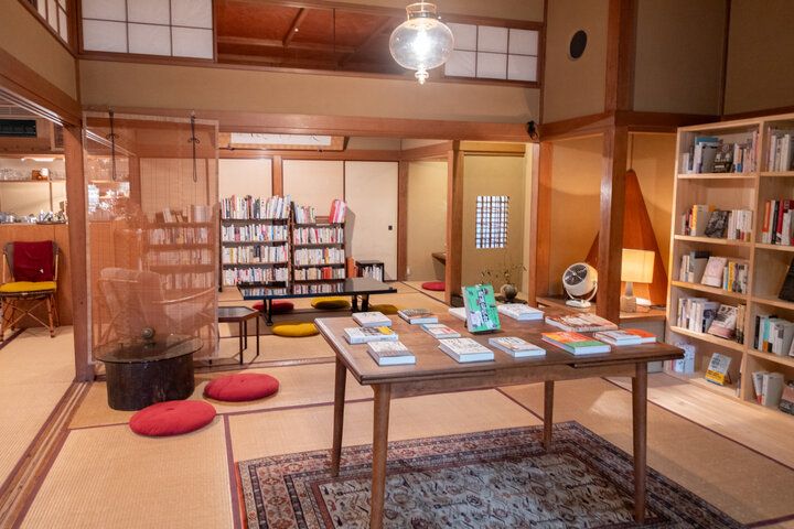 庭を望む邸宅で、本の世界を旅するひととき。小田急線沿線「ブック＆カフェ 坐坐奔奔」