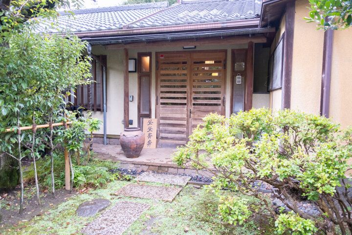 庭を望む邸宅で、本の世界を旅するひととき。小田急線沿線「ブック＆カフェ 坐坐奔奔」