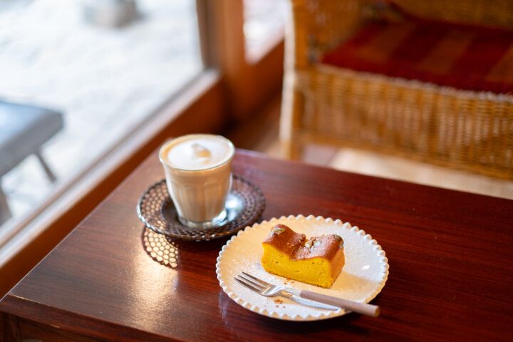 庭を望む邸宅で、本の世界を旅するひととき。小田急線沿線「ブック＆カフェ 坐坐奔奔」