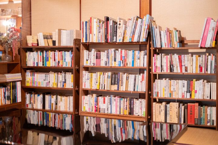 庭を望む邸宅で、本の世界を旅するひととき。小田急線沿線「ブック＆カフェ 坐坐奔奔」