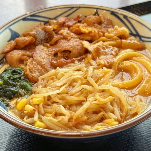【丸亀製麺の本気】ガッツリ豚肉×山盛り野菜！秋冬限定「濃厚味噌だしうどん」が満足度高すぎた
