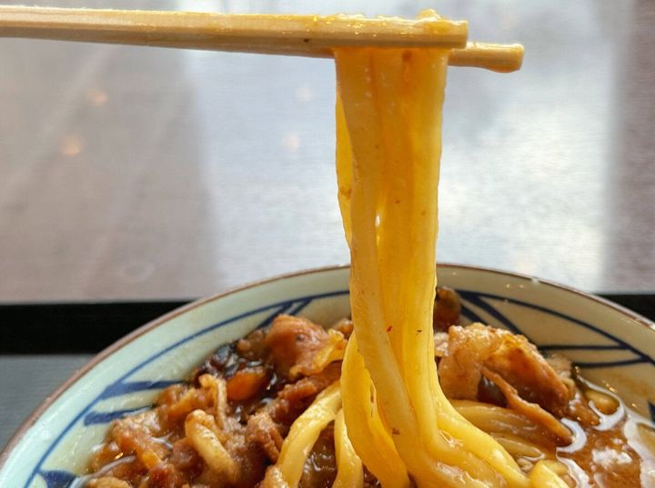 釜抜き麺にこってりスープが絡みつく！