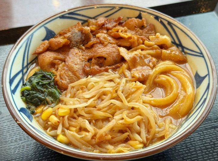 あつあつこってりで食べ応え抜群！丸亀製麺の新作「濃厚味噌だしうどん」は“コク濃”なスープとももちもち麺が反則級の美味さだった
