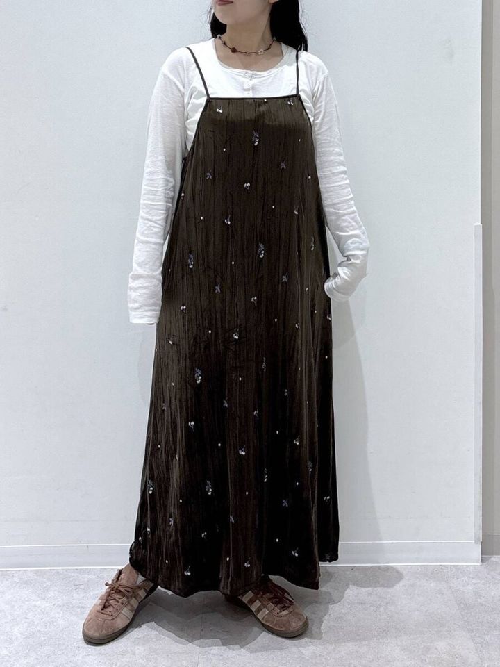 白インナーに花柄刺繍のベロアキャミワンピのコーデ