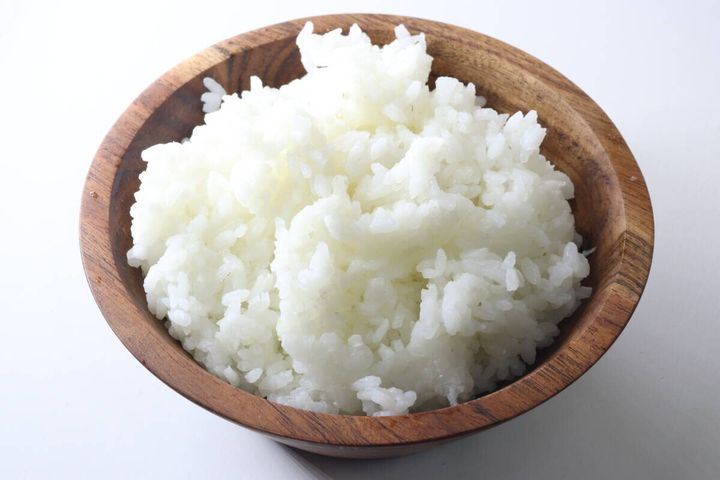 木製のボウルに盛り付けられた炊き上がった白ご飯の全体写真