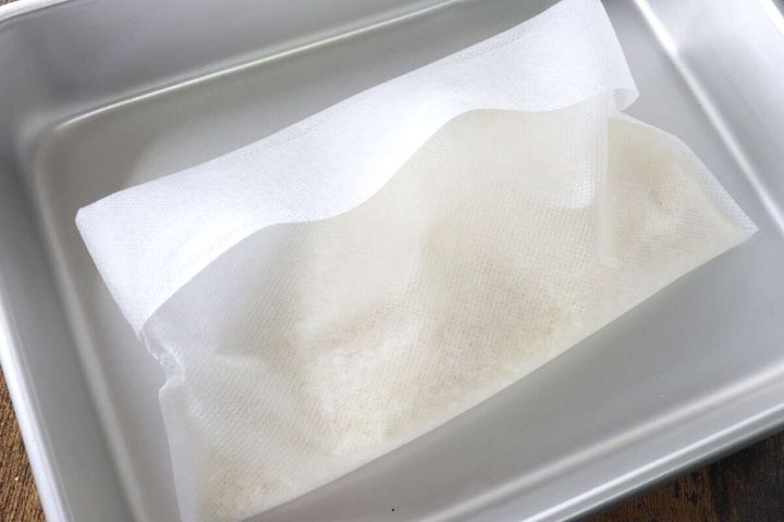 口を折り返して中身が出ないようにした炊飯袋をトレーに置いた俯瞰写真